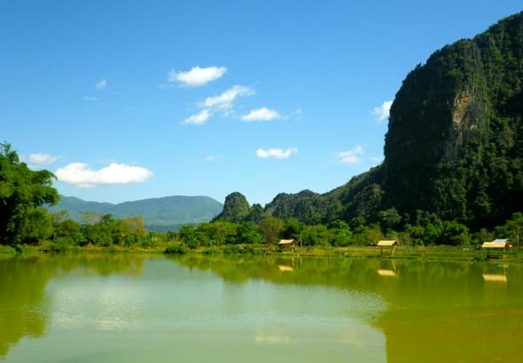 Pastaigajoties pa kalnu ieleju Vang Vieng