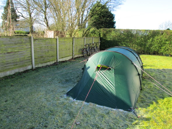 gulēt teltī ziemā 